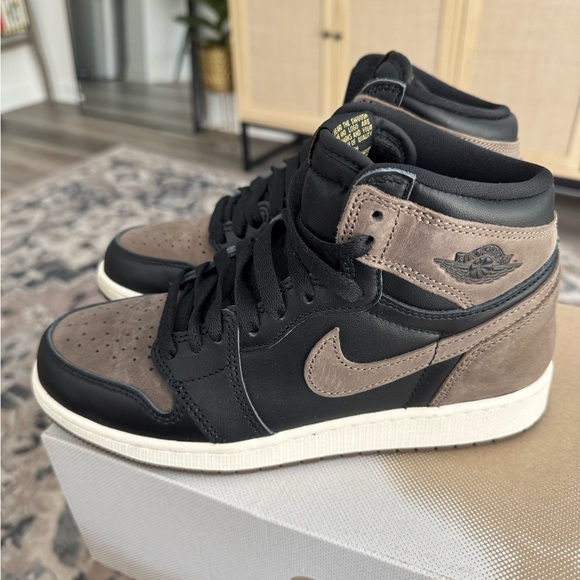 Jordan 1 Retro High OG Palomino Sneakers - Picture 4 of 6